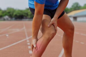 Muskelkrampf in der Wade beim Sport Magnesium gegen Muskelkrämpfe