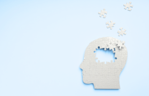 Puzzlekopf mit fehlenden Teilen als Symbol für Gedächtnisverlust, Demenzrisiko und die Bedeutung der Gehirngesundheit. Bluthochdruck erhöht das Demenzrisiko