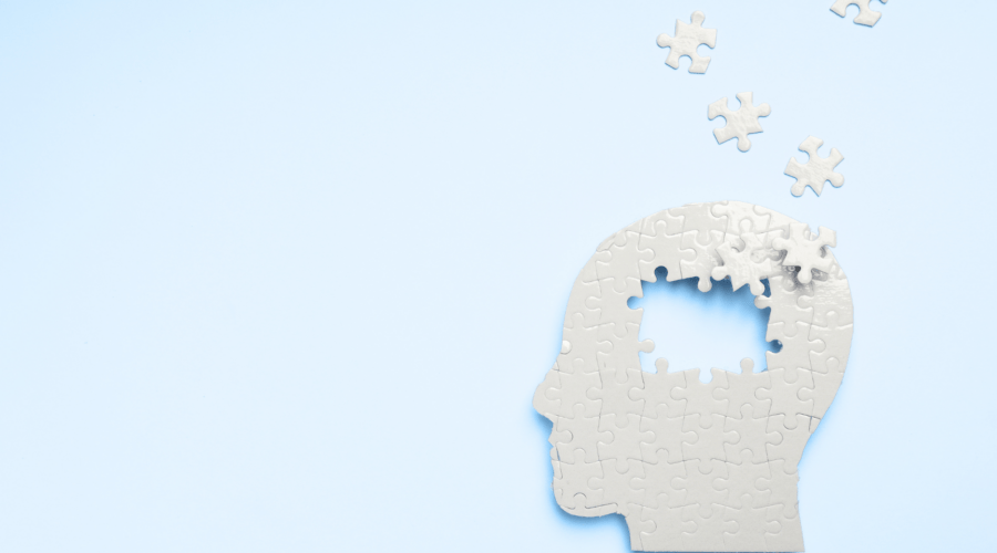 Puzzlekopf mit fehlenden Teilen als Symbol für Gedächtnisverlust, Demenzrisiko und die Bedeutung der Gehirngesundheit. Bluthochdruck erhöht das Demenzrisiko