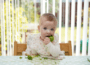 Baby probiert beim Beikoststart Brokkoli und sammelt erste Erfahrungen mit verschiedenen Lebensmitteln.