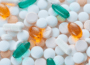 Verschiedene Tabletten und Kapseln auf hellem Hintergrund als Symbol für Wechselwirkungen zwischen Supplementen und Medikamenten.