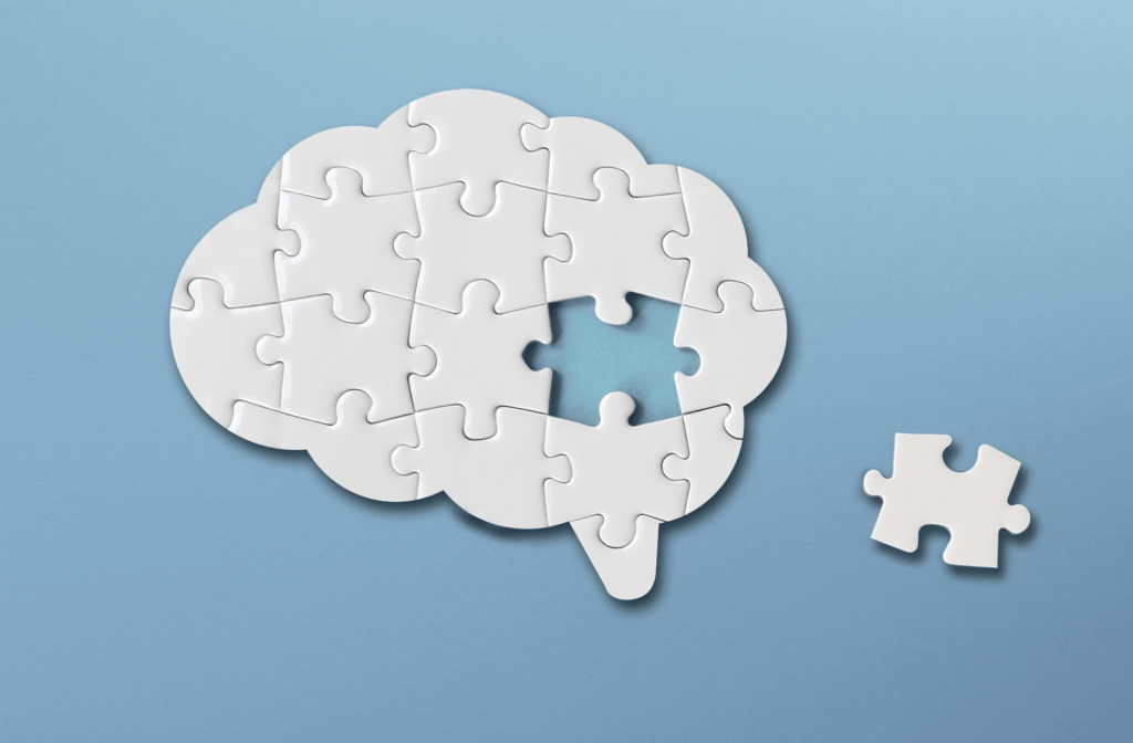 Gehirn aus Puzzleteilen mit fehlendem Baustein als Symbol für Demenz, kognitive Gesundheit und Prävention durch Blutdruckkontrolle.