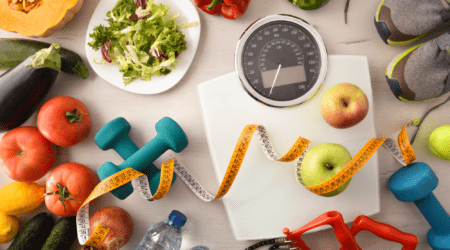 Gemüse, Obst, Waage und Sportequipment als Symbol für Abnehm-Mythen und gesunde Gewohnheiten.
