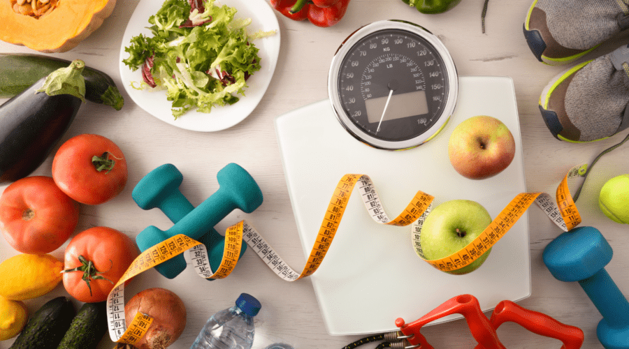 Gemüse, Obst, Waage und Sportequipment als Symbol für Abnehm-Mythen und gesunde Gewohnheiten.
