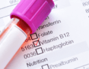 Blutprobe und Laborformular mit Vitamin-B12-Wert als Symbol für Selbsttests für Vitamine und Mineralstoffe.