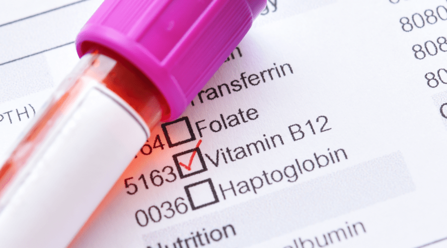 Blutprobe und Laborformular mit Vitamin-B12-Wert als Symbol für Selbsttests für Vitamine und Mineralstoffe.