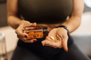 Vitamin C Tabletten als Symbol für die Aufnahme von Vitamin C über Lebensmittel und Nahrungsergänzungsmittel.