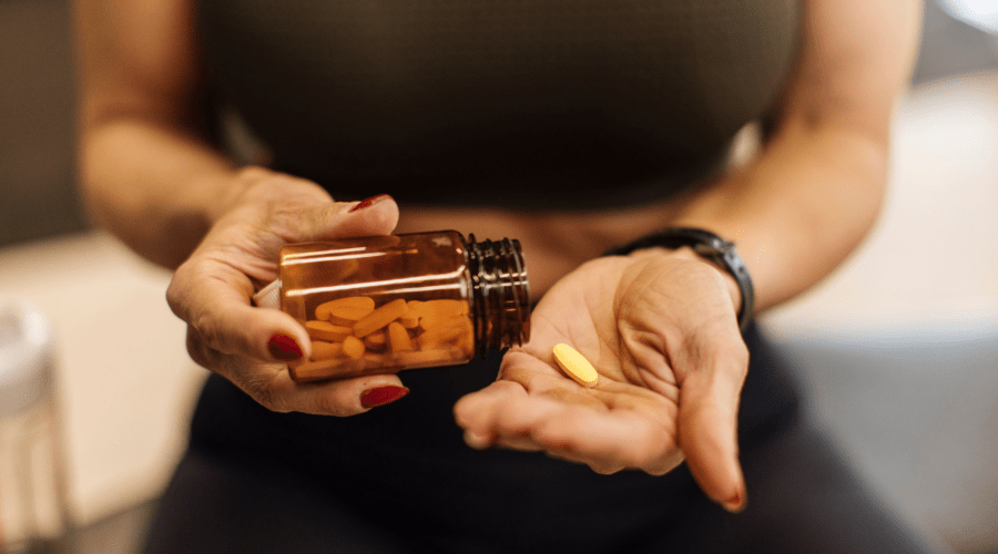 Vitamin C Tabletten als Symbol für die Aufnahme von Vitamin C über Lebensmittel und Nahrungsergänzungsmittel.