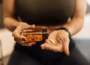 Vitamin C Tabletten als Symbol für die Aufnahme von Vitamin C über Lebensmittel und Nahrungsergänzungsmittel.